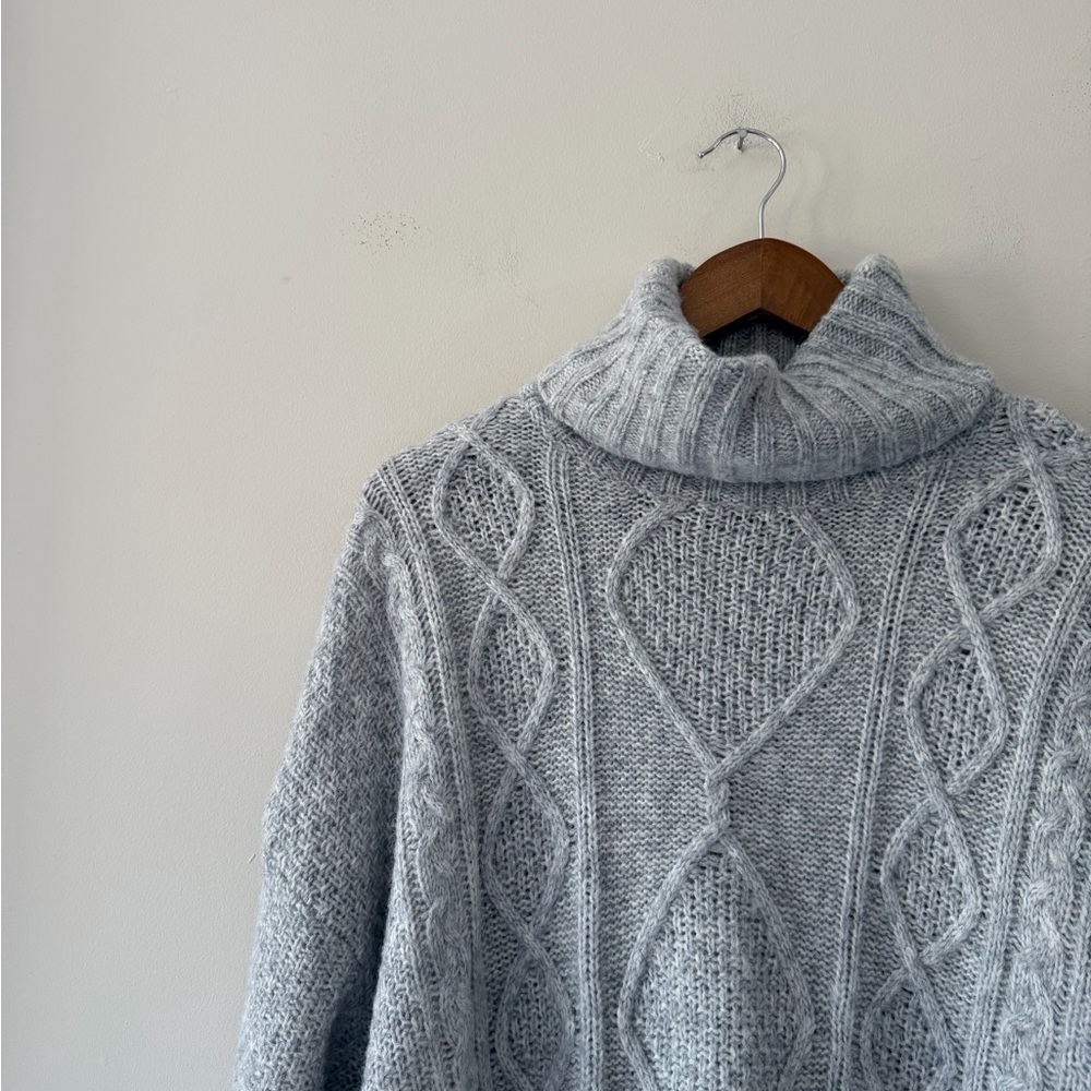 Aerie Light Gray Oversized Cable Knit Turtleneck Sweater Slouchy Fit Size Medium - Picture 4 of 9